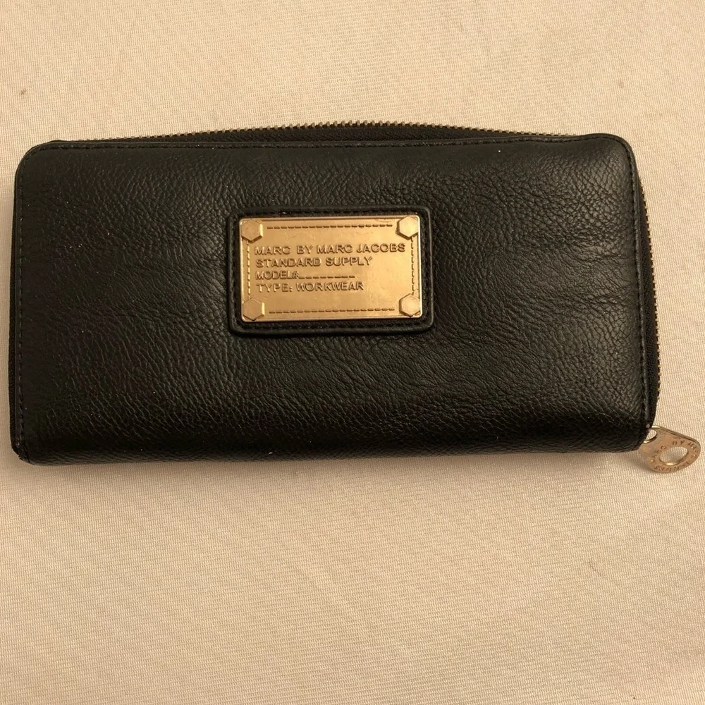 Marc by Marc Jacobs logo black pebbled leather zip wallet